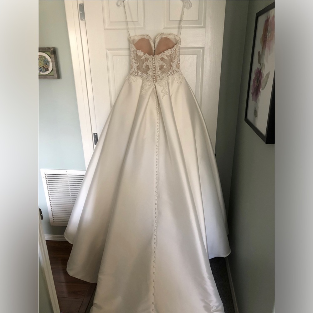 Essence of Australia - Wedding Gown - Picture 4 of 8